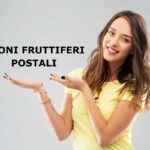 donna sorridente che indica scritta buoni fruttiferi postali