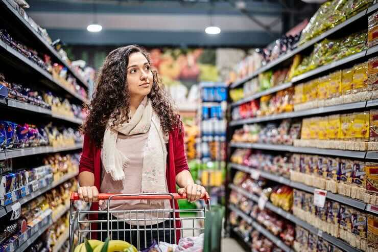 donna al supermercato