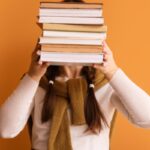 ragazza con libri in mano