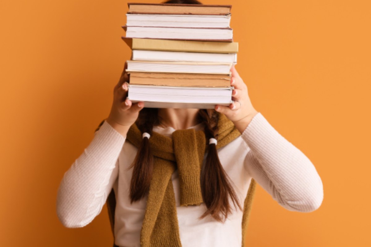 ragazza con libri in mano